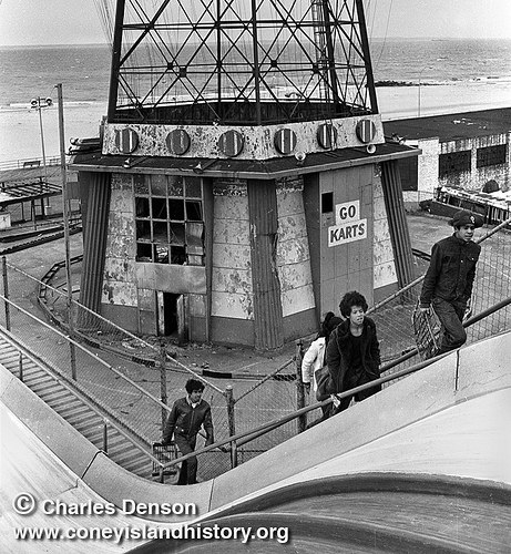 Parachute Kids. Photo © Charles Denson